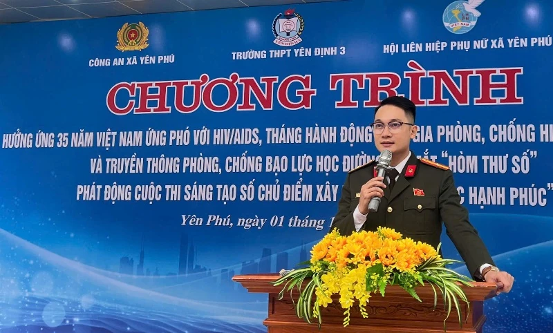 Học sinh xã Yên Phú tìm hiểu kiến thức về ứng phó với HIV/AIDS, phòng chống bạo lực học đường