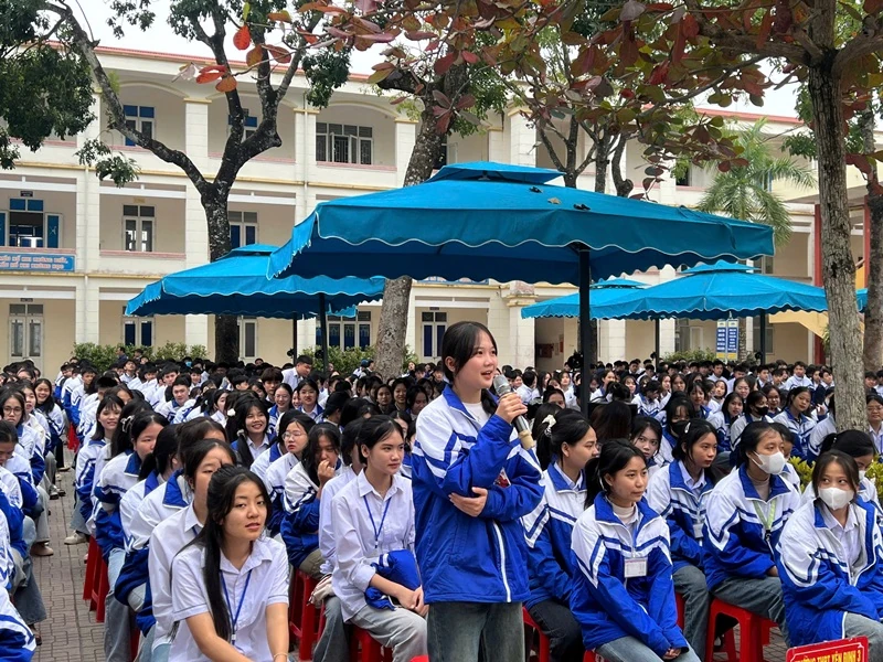 Học sinh xã Yên Phú tìm hiểu kiến thức về ứng phó với HIV/AIDS, phòng chống bạo lực học đường