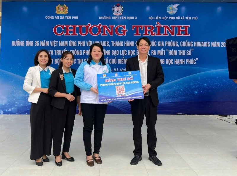 Học sinh xã Yên Phú tìm hiểu kiến thức về ứng phó với HIV/AIDS, phòng chống bạo lực học đường