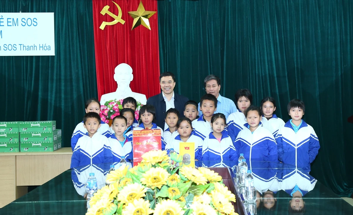 Phó Bí thư Thường trực Tỉnh ủy Nguyễn Hồng Phong thăm, tặng quà Làng Trẻ em SOS Thanh Hóa, Trung tâm Bảo trợ xã hội số 2