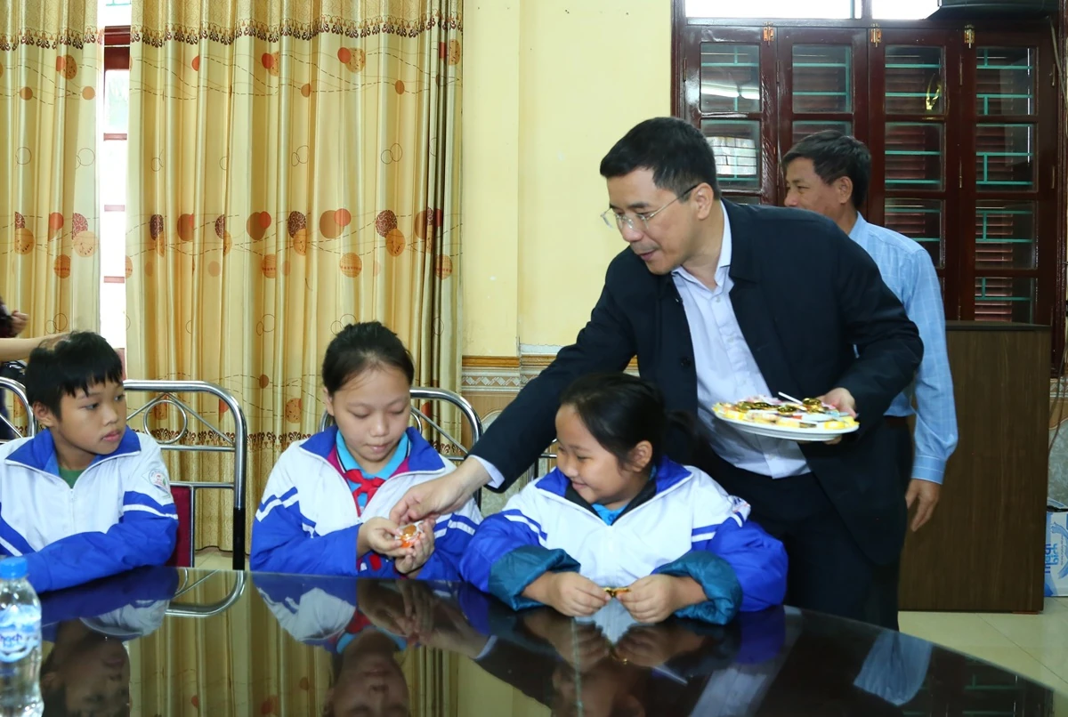 Phó Bí thư Thường trực Tỉnh ủy Nguyễn Hồng Phong thăm, tặng quà Làng Trẻ em SOS Thanh Hóa, Trung tâm Bảo trợ xã hội số 2