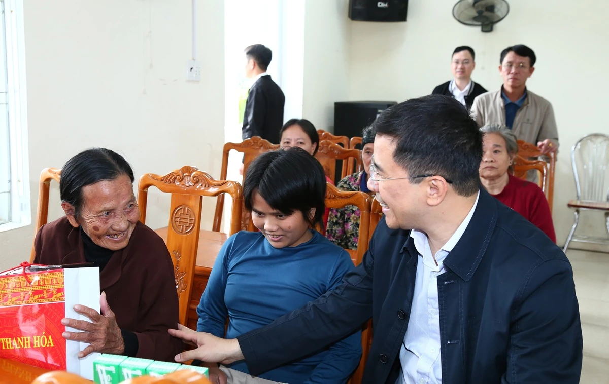 Phó Bí thư Thường trực Tỉnh ủy Nguyễn Hồng Phong thăm, tặng quà Làng Trẻ em SOS Thanh Hóa, Trung tâm Bảo trợ xã hội số 2