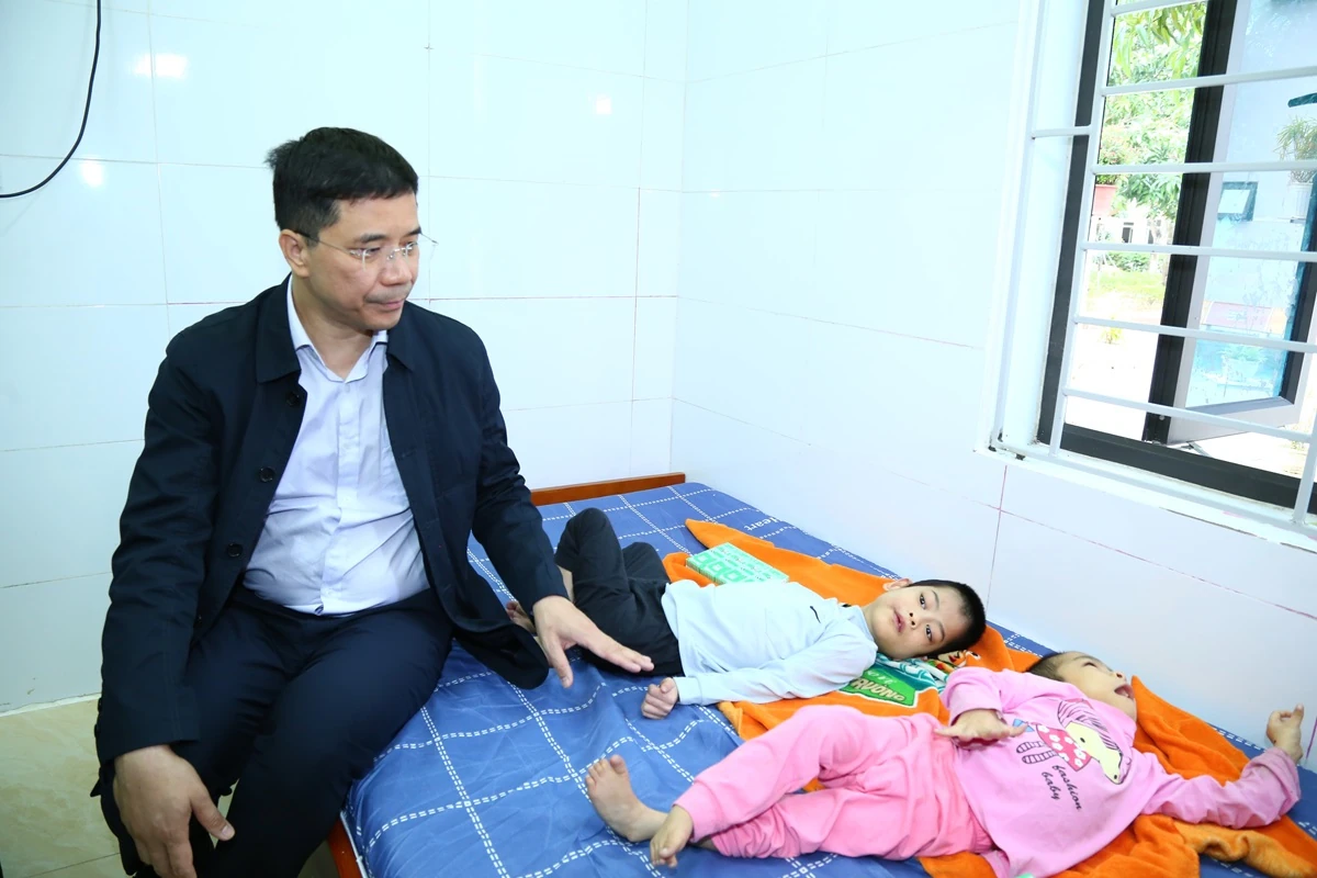 Phó Bí thư Thường trực Tỉnh ủy Nguyễn Hồng Phong thăm, tặng quà Làng Trẻ em SOS Thanh Hóa, Trung tâm Bảo trợ xã hội số 2