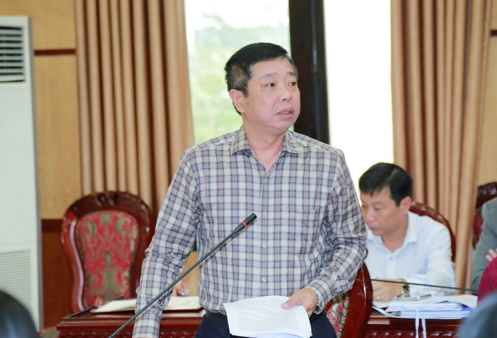 Phó Chủ tịch UBND tỉnh Cao Văn Cường nghe báo cáo một số đề án