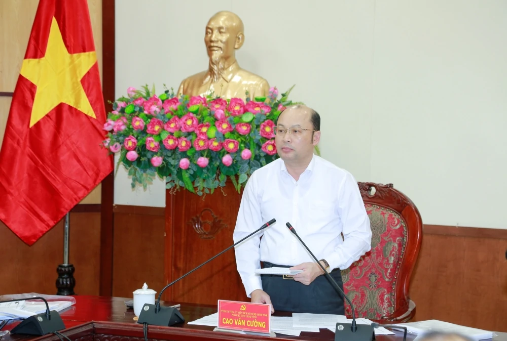 Phó Chủ tịch UBND tỉnh Cao Văn Cường nghe báo cáo một số đề án