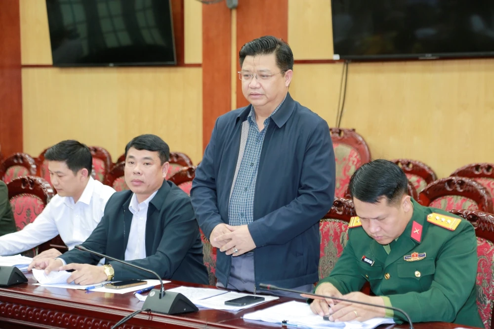 Phó Chủ tịch UBND tỉnh Cao Văn Cường nghe báo cáo một số đề án