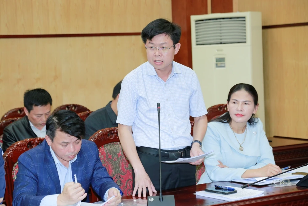 Phó Chủ tịch UBND tỉnh Cao Văn Cường nghe báo cáo một số đề án