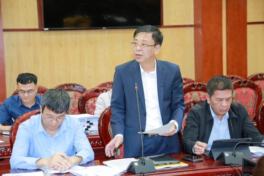 Phó Chủ tịch UBND tỉnh Cao Văn Cường nghe báo cáo một số đề án