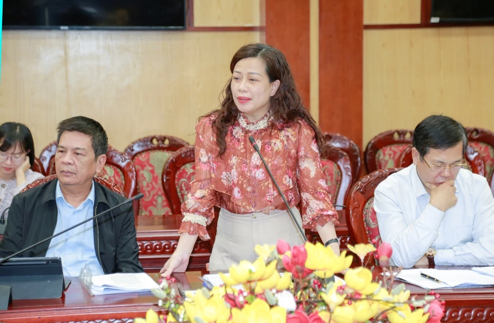 Phó Chủ tịch UBND tỉnh Cao Văn Cường nghe báo cáo một số đề án