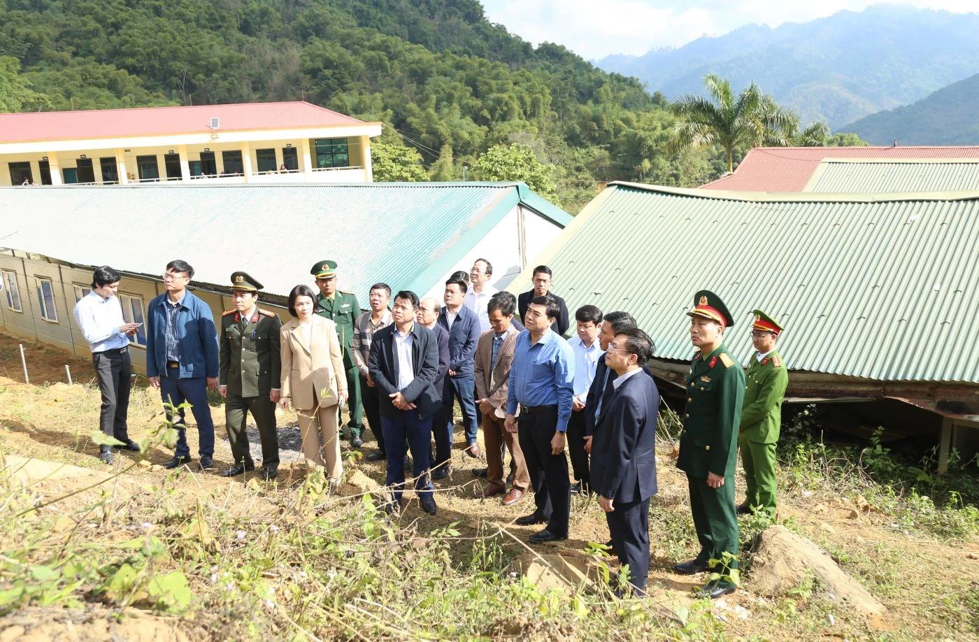 Chủ tịch UBND tỉnh Nguyễn Hoài Anh thăm, tặng quà cho học sinh, người dân các xã thuộc vùng huyện Mường Lát cũ