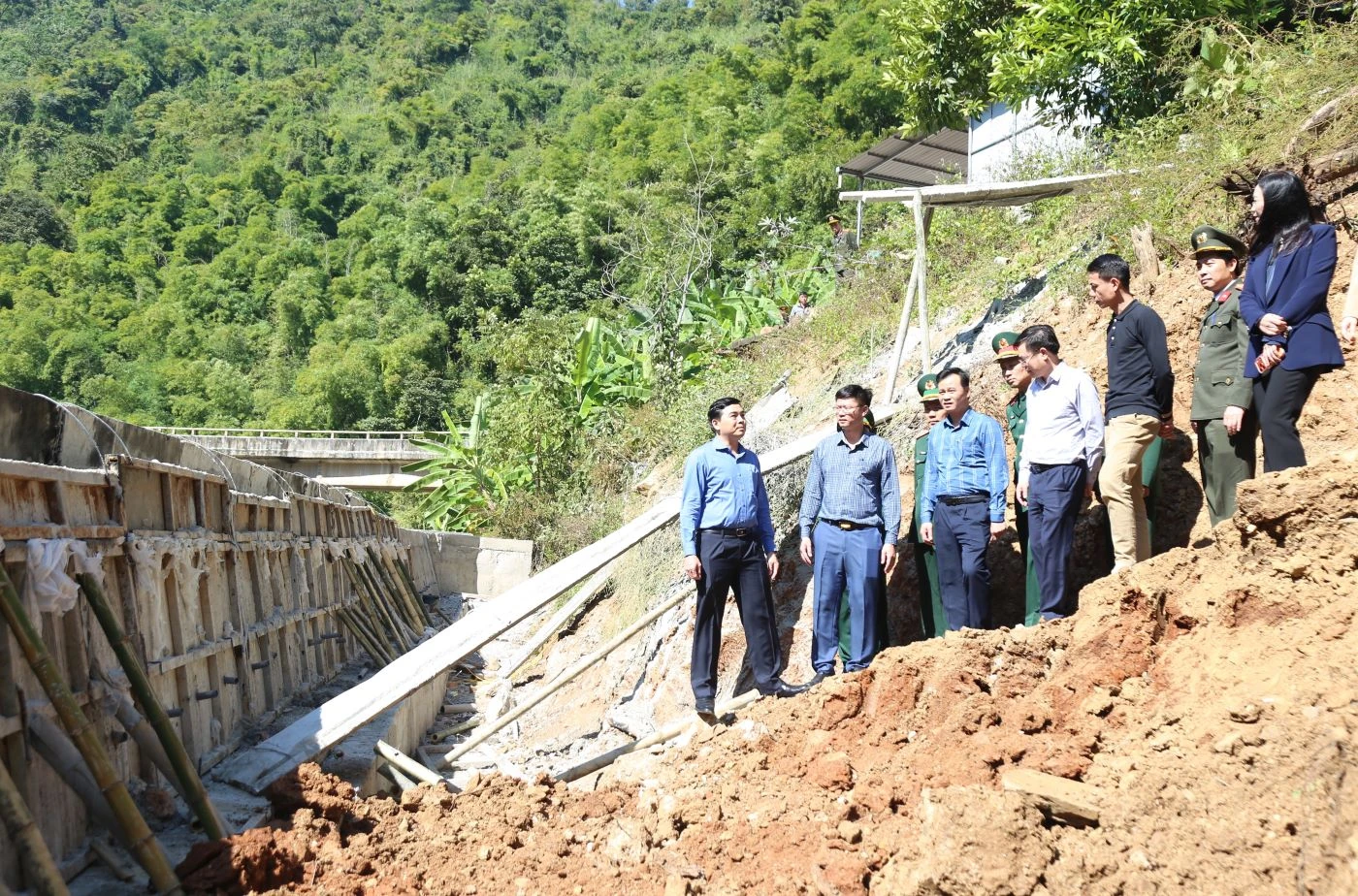 Chủ tịch UBND tỉnh Nguyễn Hoài Anh thăm, tặng quà cho học sinh, người dân các xã thuộc vùng huyện Mường Lát cũ