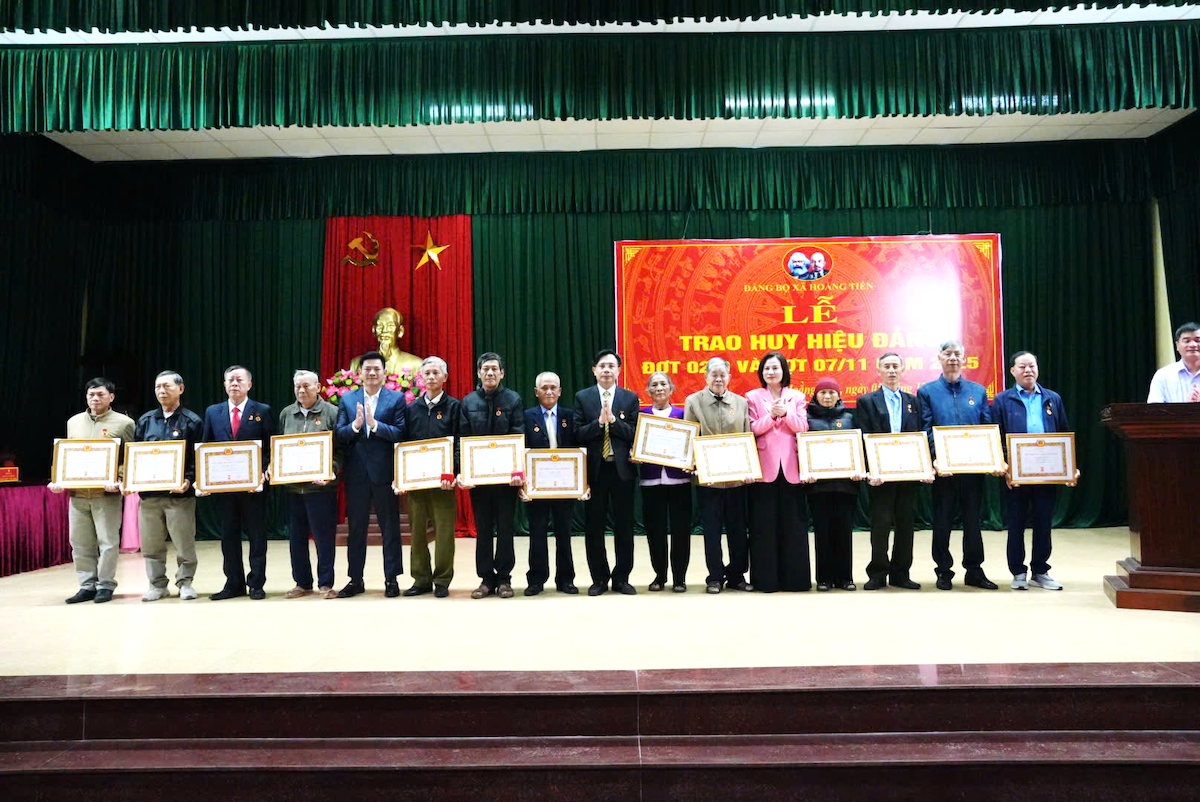 Xã Hoằng Tiến triển khai học tập các nghị quyết và trao tặng Huy hiệu Đảng