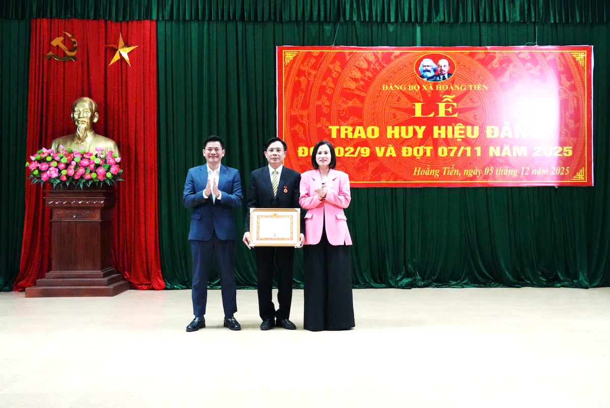 Xã Hoằng Tiến triển khai học tập các nghị quyết và trao tặng Huy hiệu Đảng