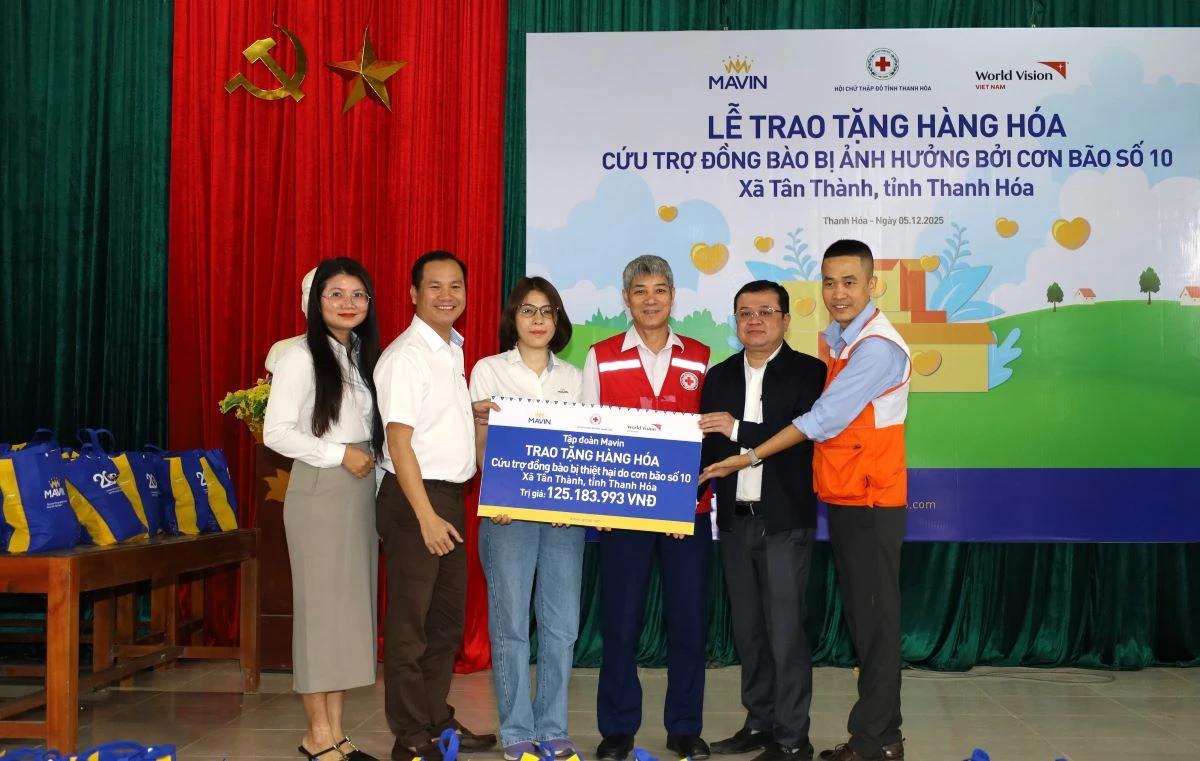 Trao tặng hàng hóa cứu trợ đồng bào bị ảnh hưởng bởi bão số 10