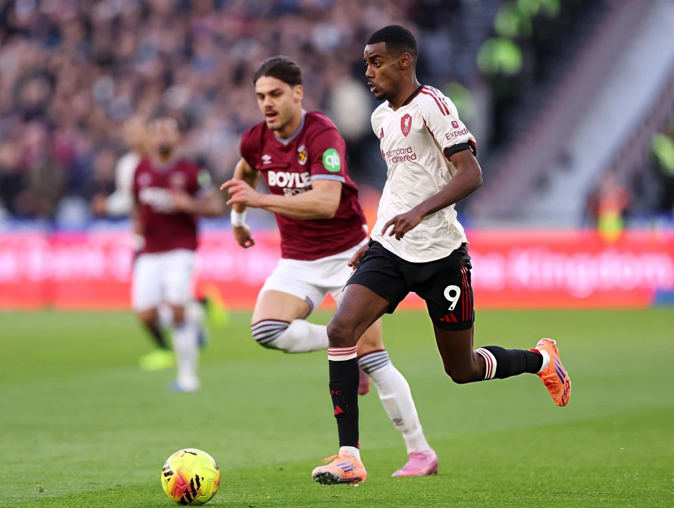 U17 Việt Nam giành vé trực tiếp dự cúp châu Á; Arsenal bị Chelsea cầm hòa