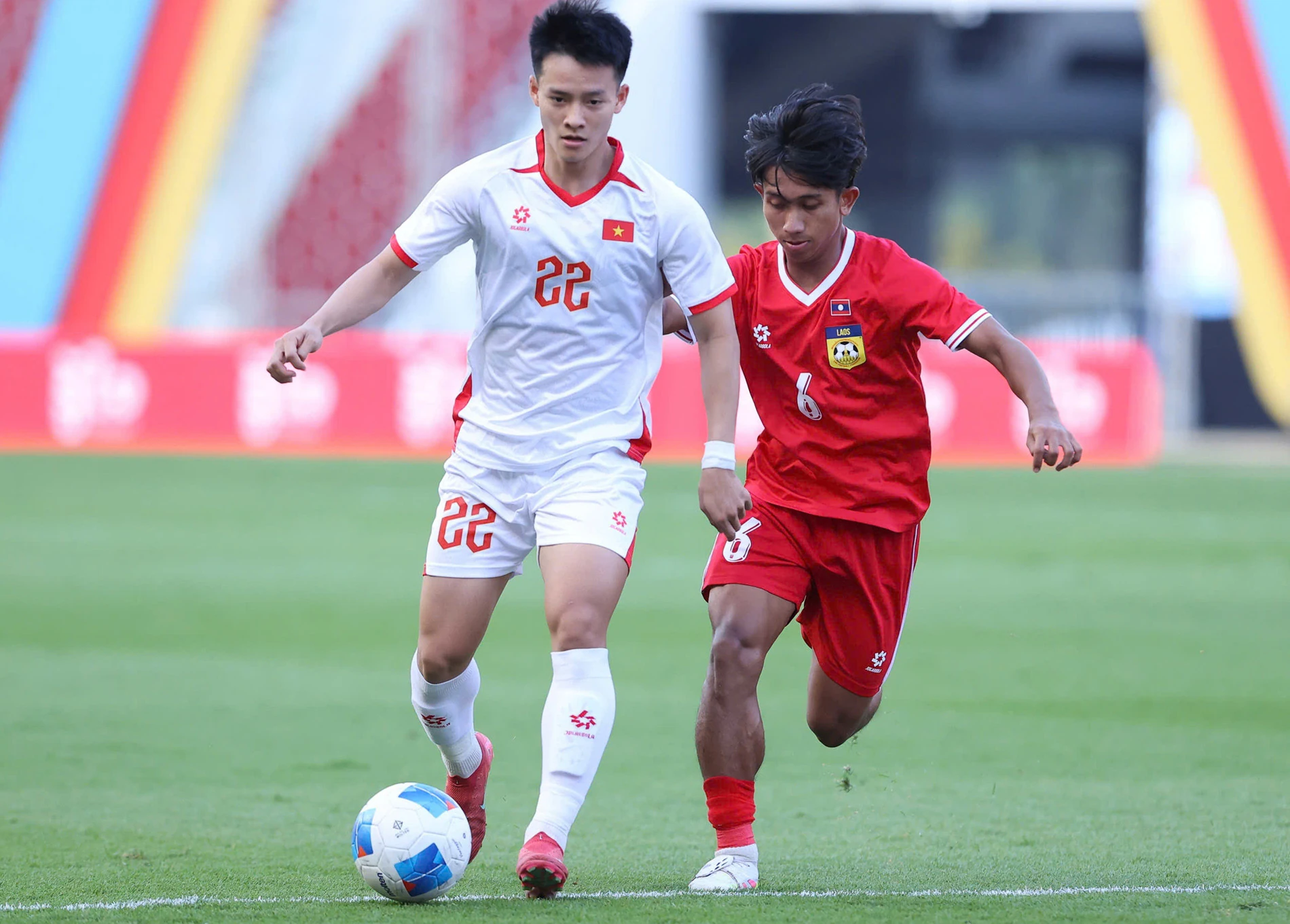 Chủ nhà Thái Lan bị chỉ trích vì sự cố Quốc ca và cờ quốc gia tại SEA Games 33; Arsenal xây chắc ngôi đầu Ngoại Hạng Anh