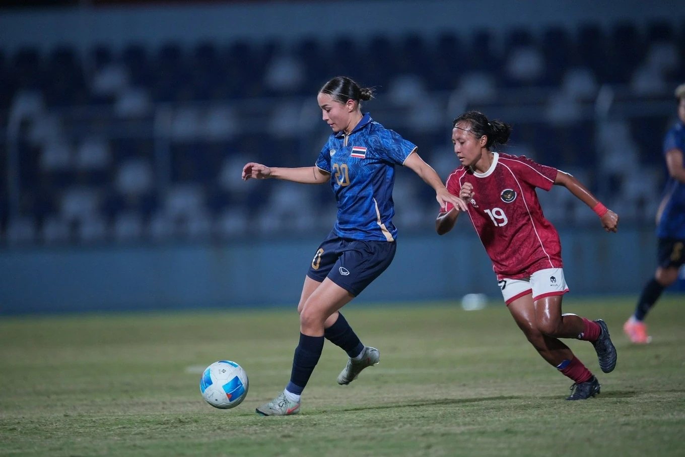 Hat-trick của Xuân Son đưa Nam Định thăng hoa, MU gây thất vọng tại Old Trafford