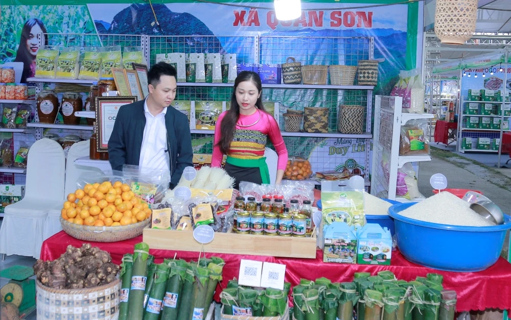 Nhộn nhịp không khí mua sắm tại khu trưng bày giới thiệu sản phẩm nông sản, thực phẩm an toàn Thanh Hóa, năm 2025