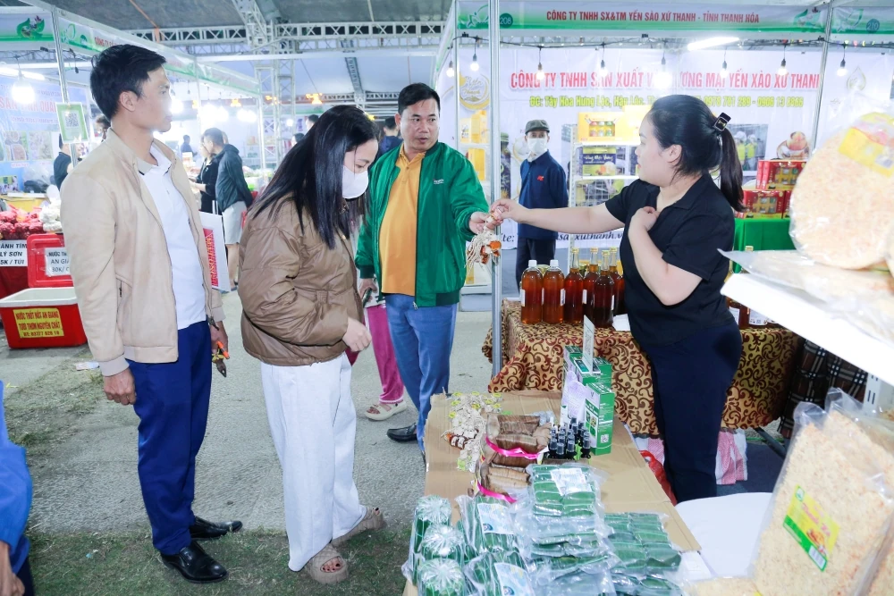 Nhộn nhịp không khí mua sắm tại khu trưng bày giới thiệu sản phẩm nông sản, thực phẩm an toàn Thanh Hóa, năm 2025