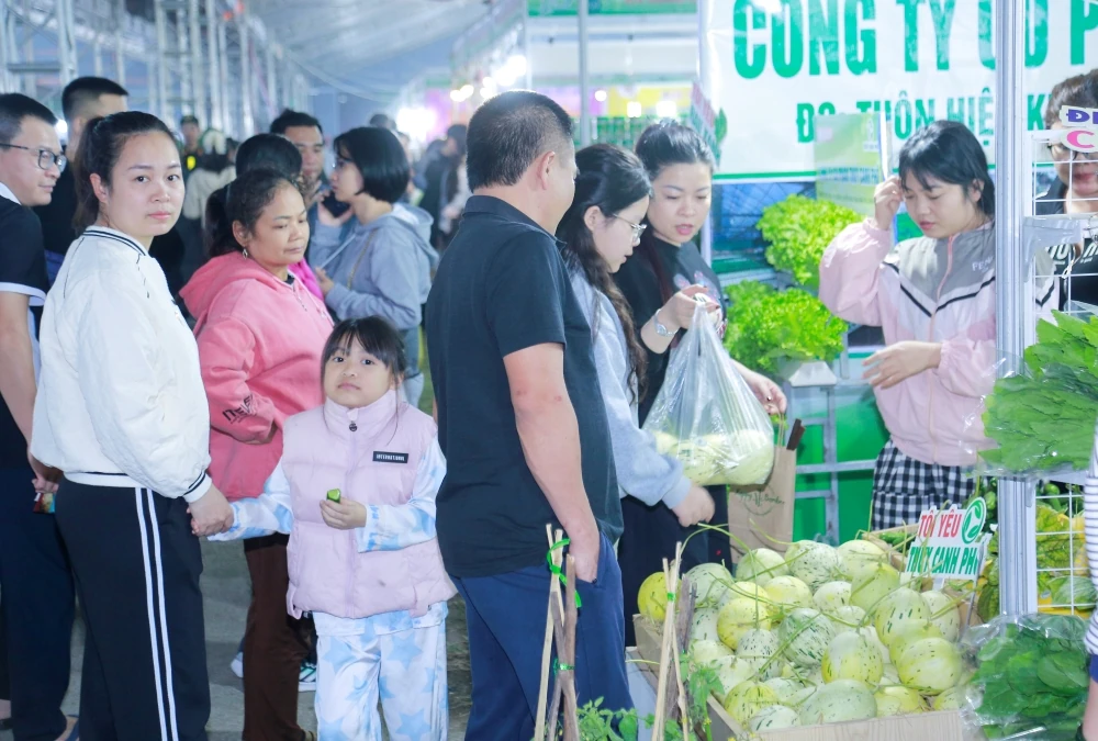 Nhộn nhịp không khí mua sắm tại khu trưng bày giới thiệu sản phẩm nông sản, thực phẩm an toàn Thanh Hóa, năm 2025