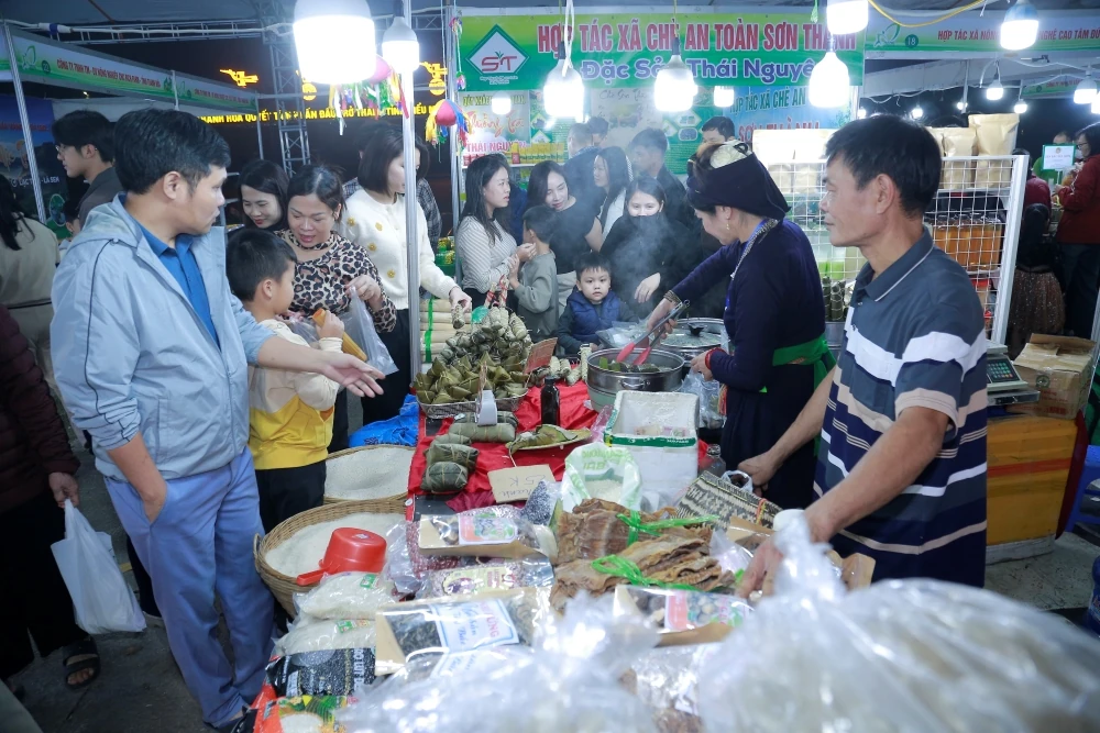 Nhộn nhịp không khí mua sắm tại khu trưng bày giới thiệu sản phẩm nông sản, thực phẩm an toàn Thanh Hóa, năm 2025