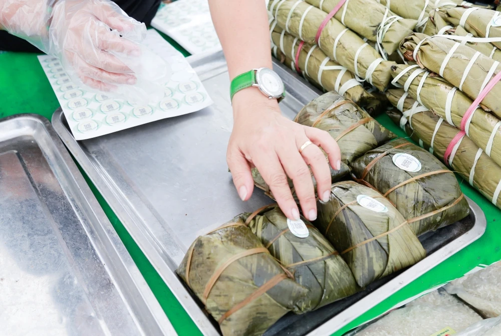 Nhộn nhịp không khí mua sắm tại khu trưng bày giới thiệu sản phẩm nông sản, thực phẩm an toàn Thanh Hóa, năm 2025