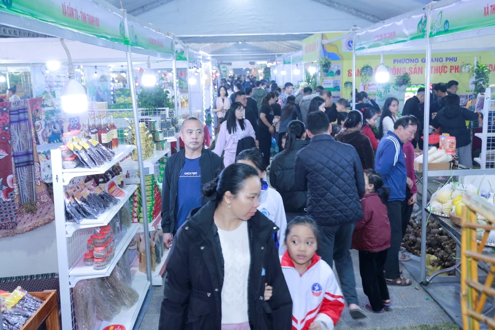 Nhộn nhịp không khí mua sắm tại khu trưng bày giới thiệu sản phẩm nông sản, thực phẩm an toàn Thanh Hóa, năm 2025