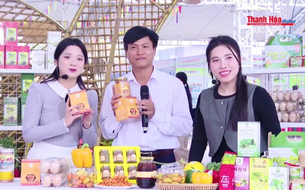 Nhộn nhịp không khí mua sắm tại khu trưng bày giới thiệu sản phẩm nông sản, thực phẩm an toàn Thanh Hóa, năm 2025