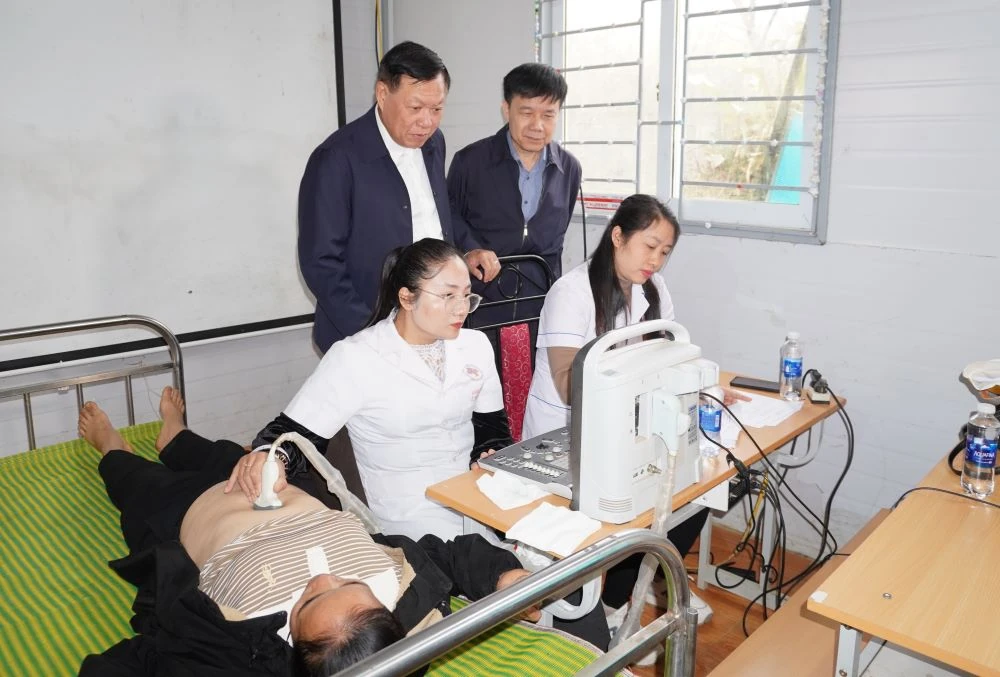 Khám bệnh, tư vấn sức khỏe và cấp phát thuốc miễn phí cho người dân xã Cổ Lũng