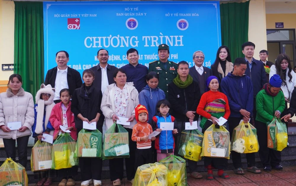 Khám bệnh, tư vấn sức khỏe và cấp phát thuốc miễn phí cho người dân xã Cổ Lũng