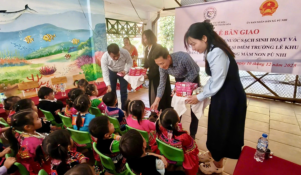 Tặng quà, bàn giao công trình nước sạch cho Trường Mầm non Pù Nhi