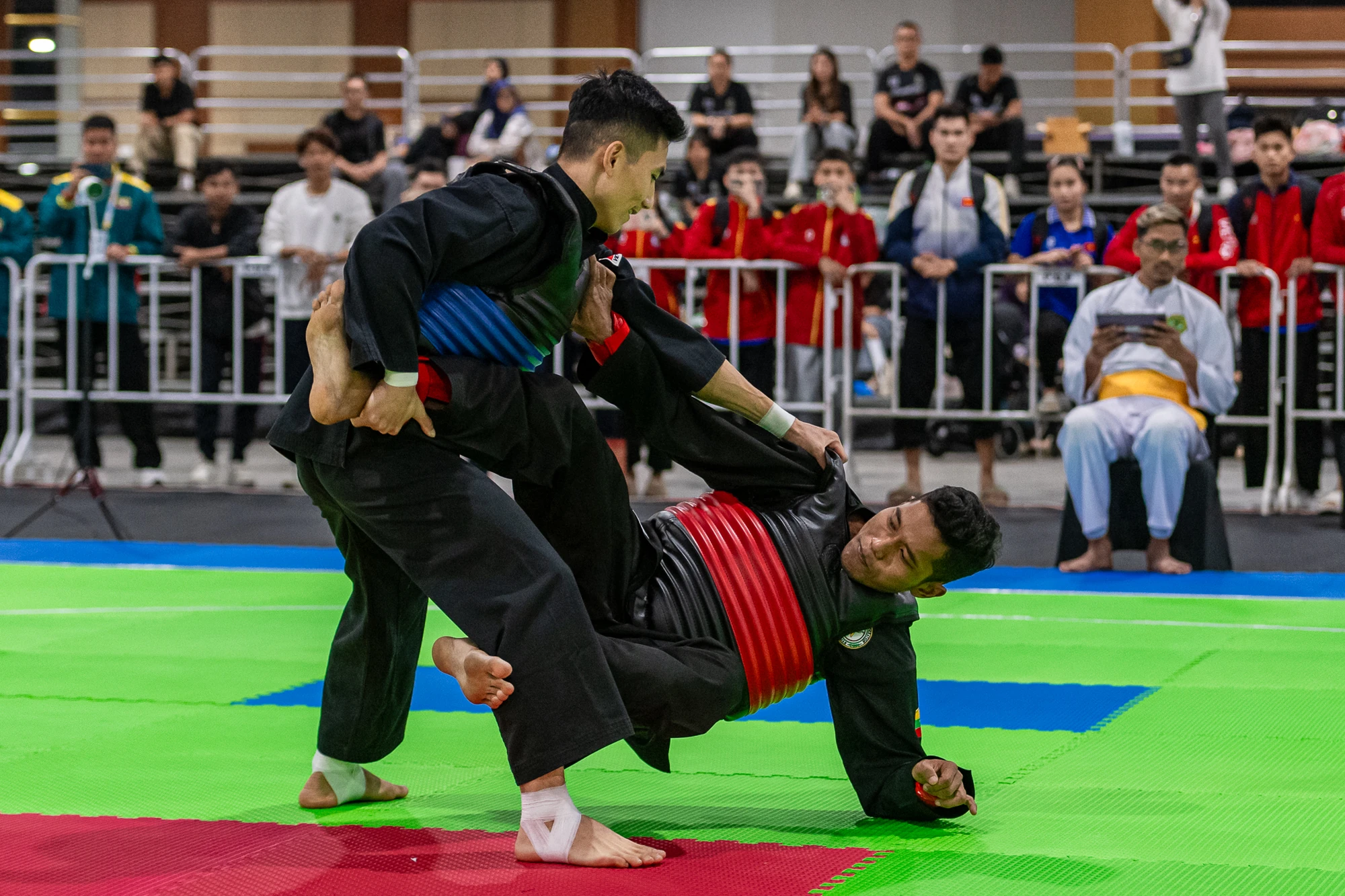 Võ sỹ xứ Thanh Vũ Văn Kiên mở màn thành công cho Pencak Silat Việt Nam