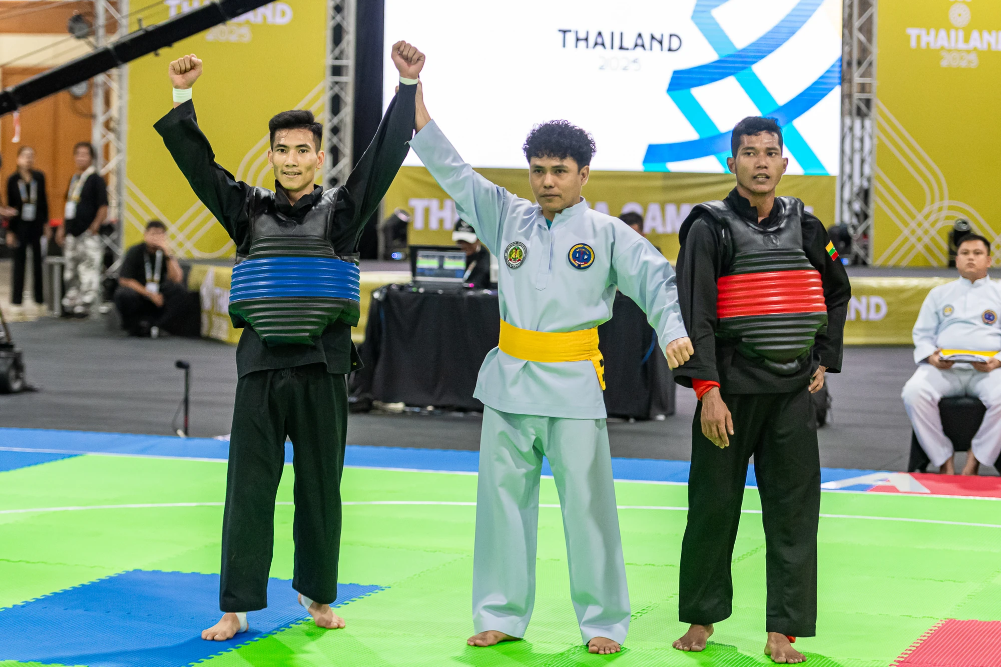 Võ sỹ xứ Thanh Vũ Văn Kiên mở màn thành công cho Pencak Silat Việt Nam