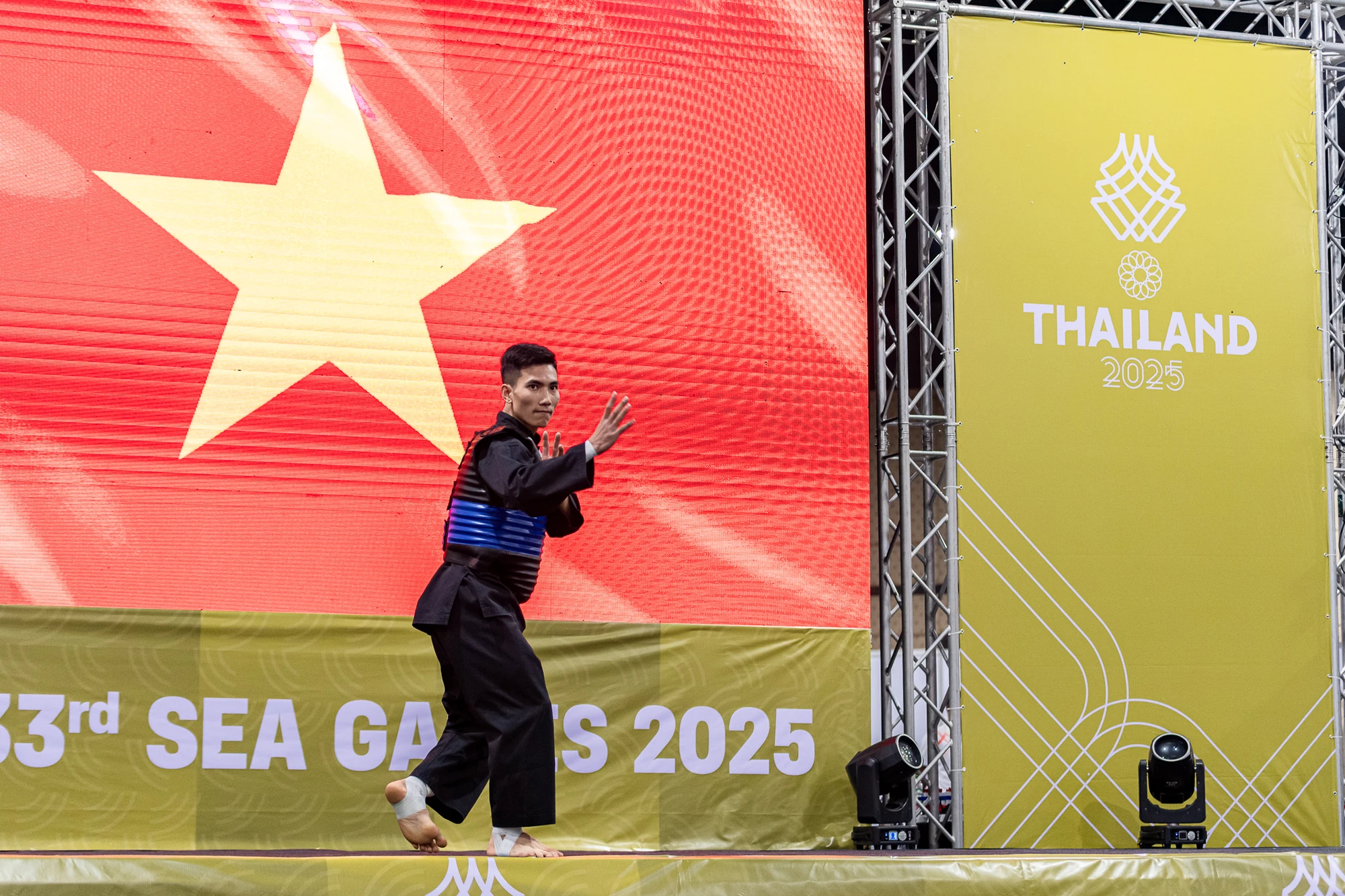 Võ sỹ xứ Thanh Vũ Văn Kiên mở màn thành công cho Pencak Silat Việt Nam