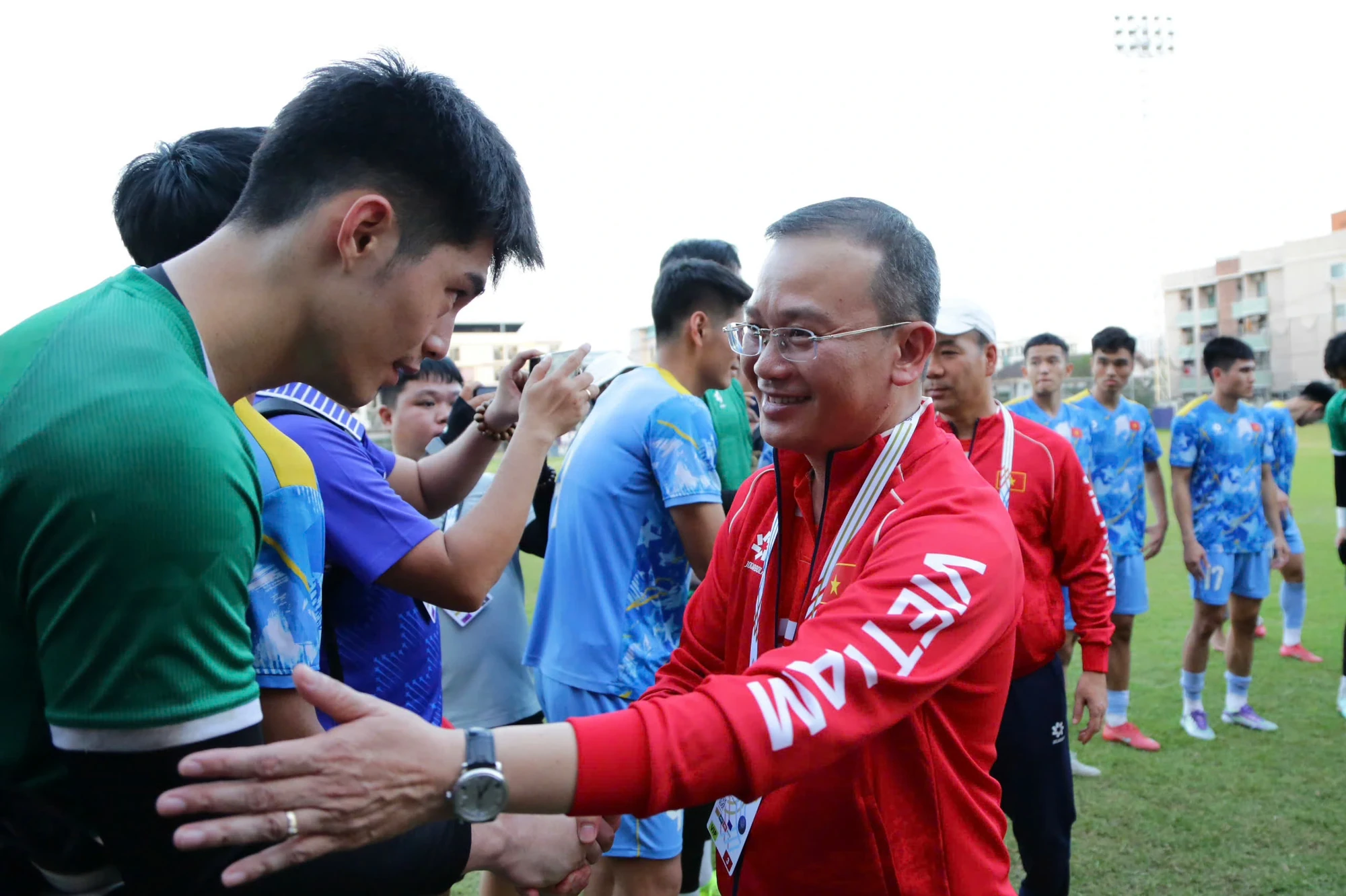 U22 Việt Nam chịu áp lực “buộc phải thắng” Malaysia; Real Madrid nhận 2 thẻ đỏ và bị Barca bỏ xa 4 điểm