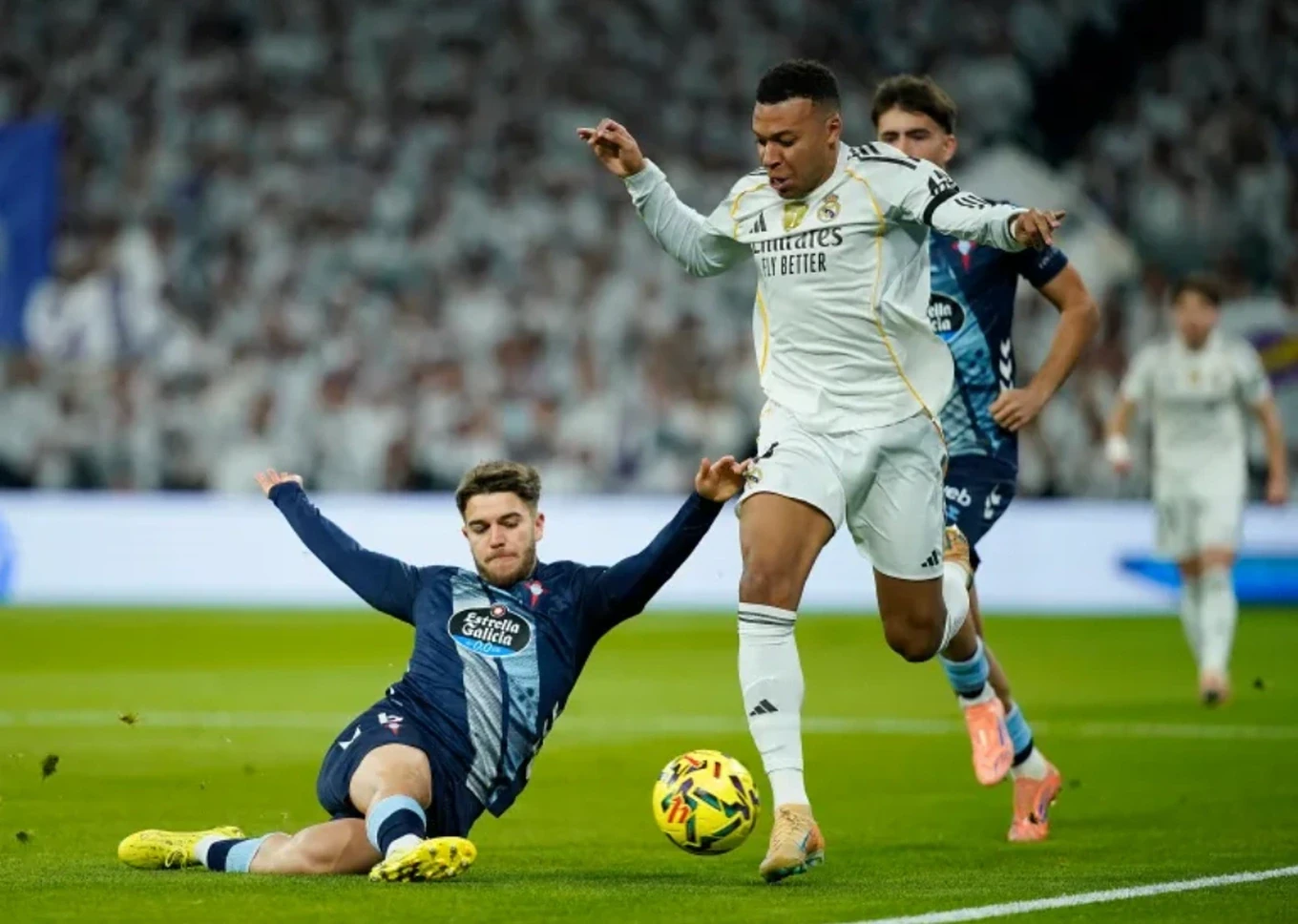 U22 Việt Nam chịu áp lực “buộc phải thắng” Malaysia; Real Madrid nhận 2 thẻ đỏ và bị Barca bỏ xa 4 điểm