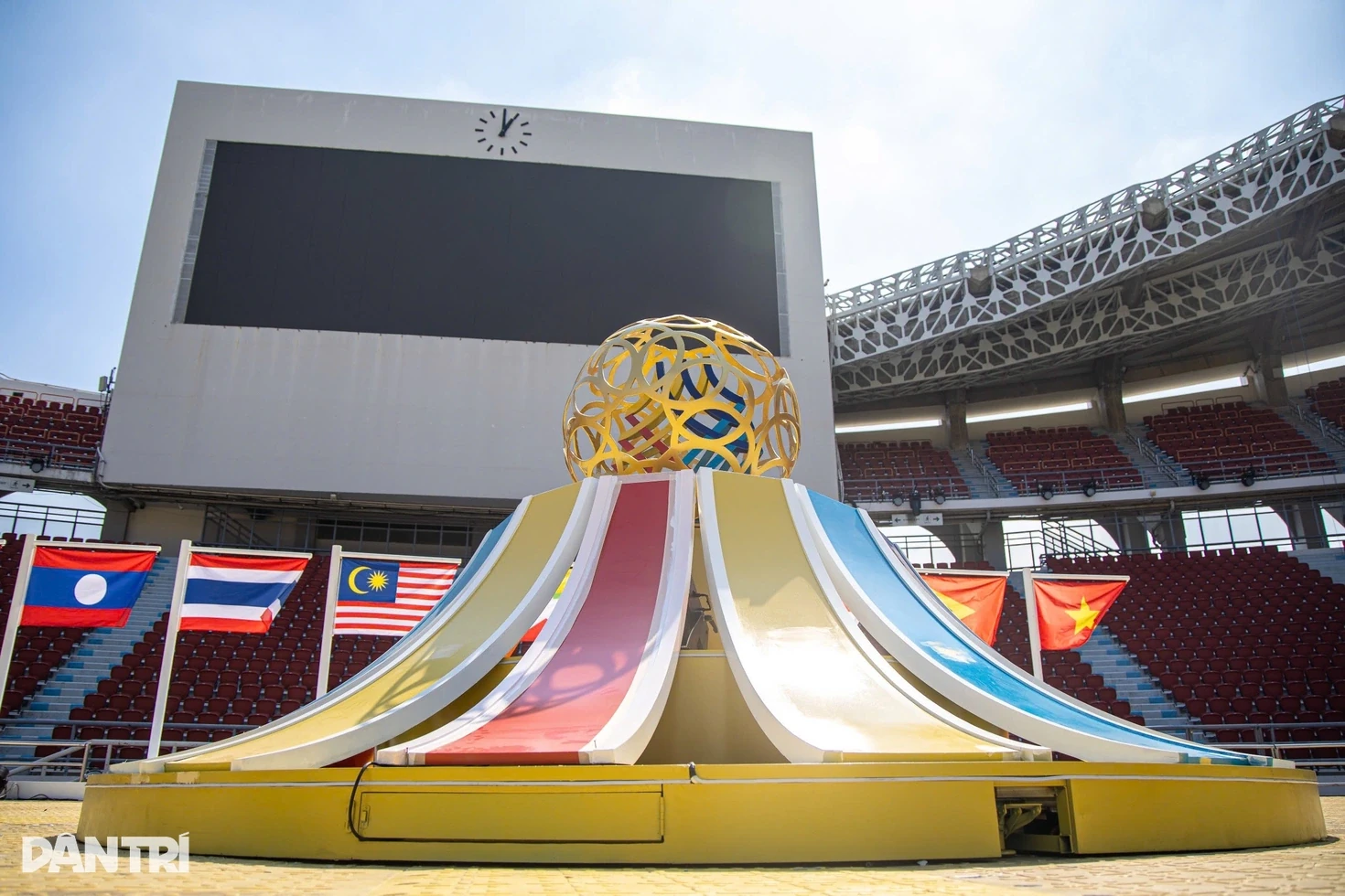 Nữ Việt Nam thua Philippines 0-1, HLV Mai Đức Chung: “Đáng lẽ phải hòa”; MU nhảy vọt lên vị trí thứ 6