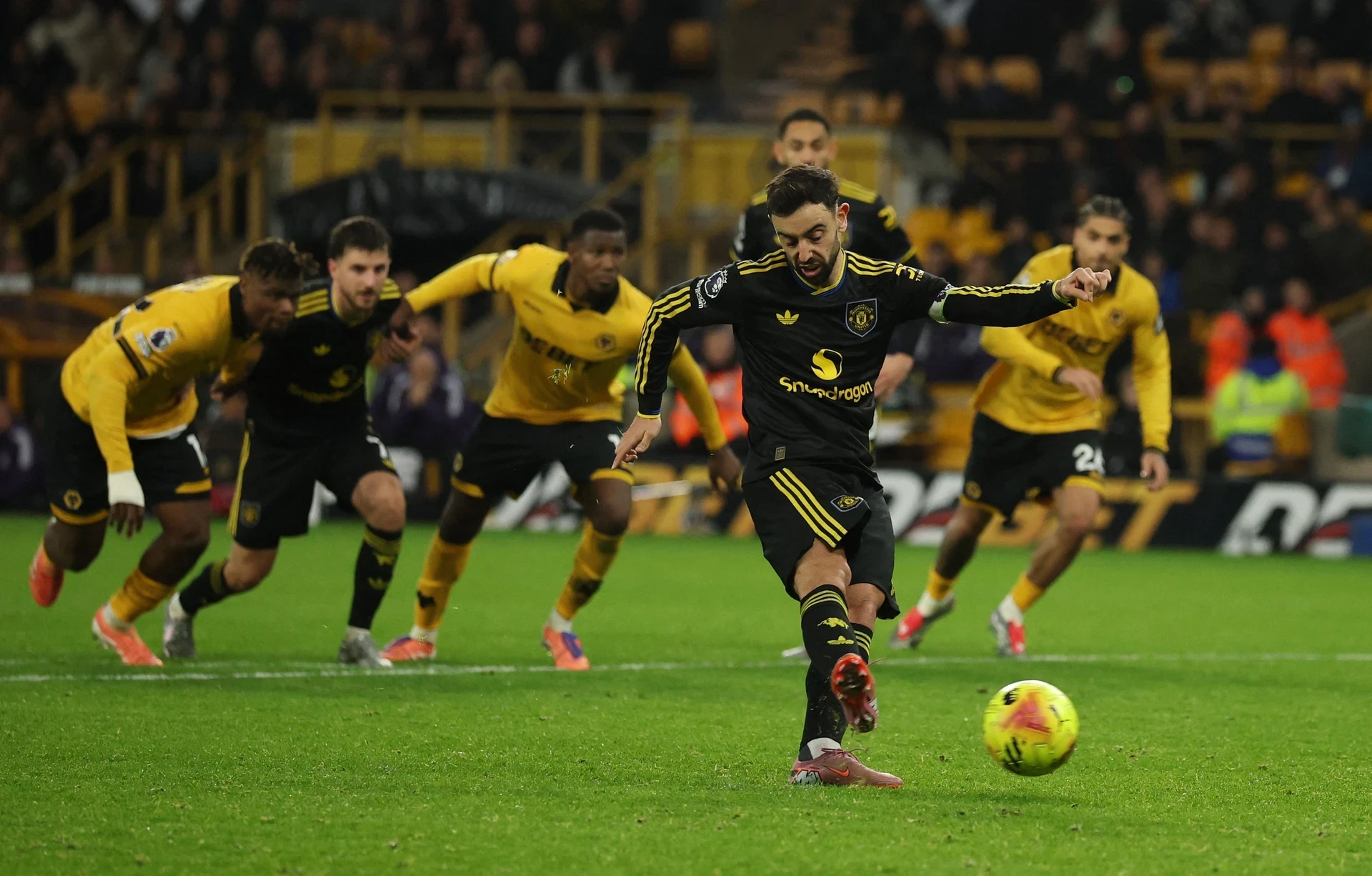 Nữ Việt Nam thua Philippines 0-1, HLV Mai Đức Chung: “Đáng lẽ phải hòa”; MU nhảy vọt lên vị trí thứ 6
