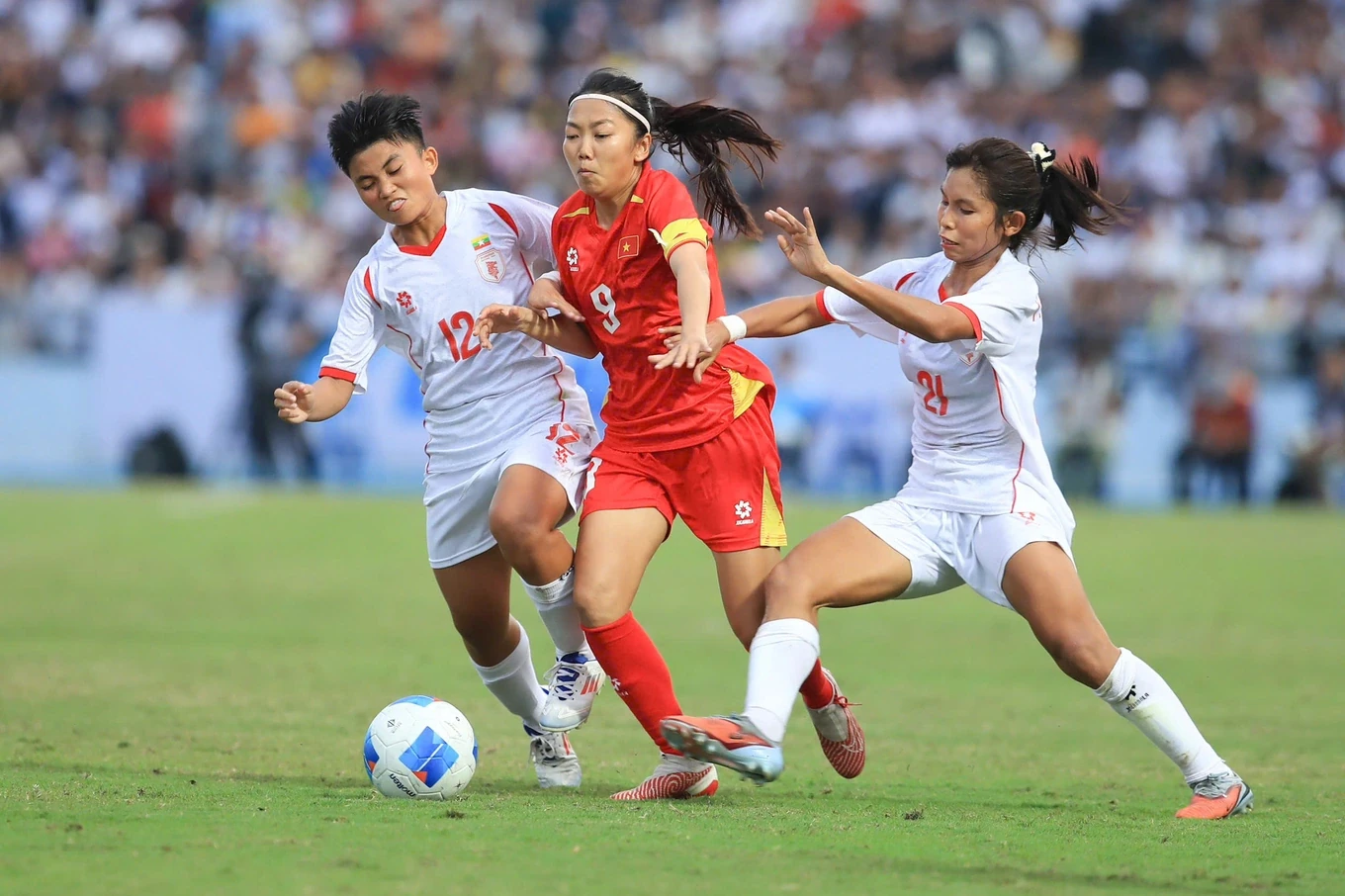 Tuyển nữ Việt Nam vào bán kết SEA Games và nhận tin vui từ FIFA; VĐV SEA Games chào cờ qua màn hình LED