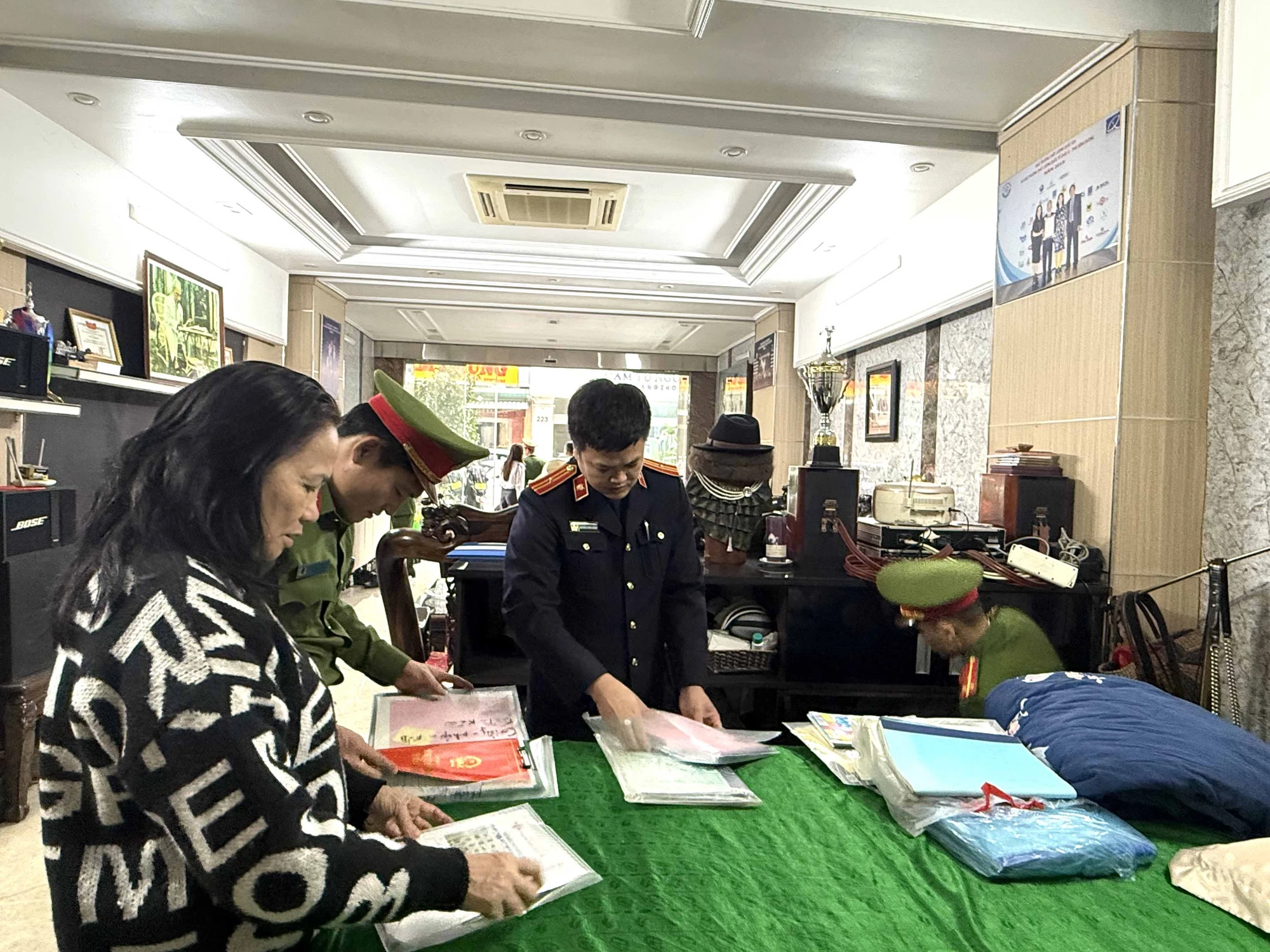 Khởi tố, bắt tạm giam 3 đối tượng tại Công ty TNHH Thương mại vàng bạc Kim Chung