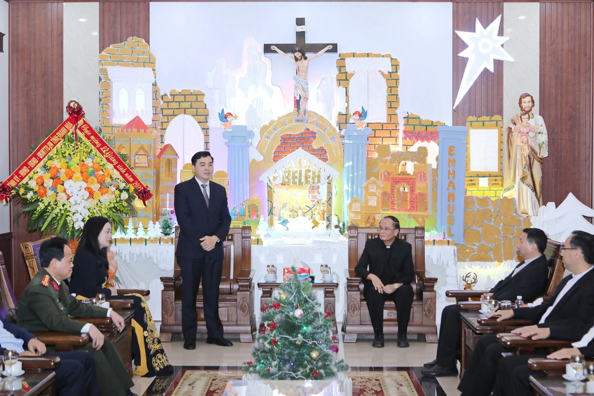 Chủ tịch UBND tỉnh Nguyễn Hoài Anh chúc mừng Tòa giám mục Thanh Hóa nhân dịp Lễ Giáng sinh 2025