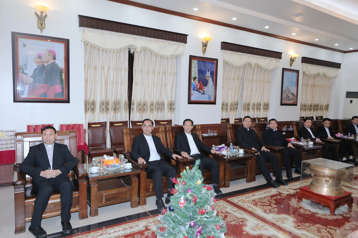 Chủ tịch UBND tỉnh Nguyễn Hoài Anh chúc mừng Tòa giám mục Thanh Hóa nhân dịp Lễ Giáng sinh 2025