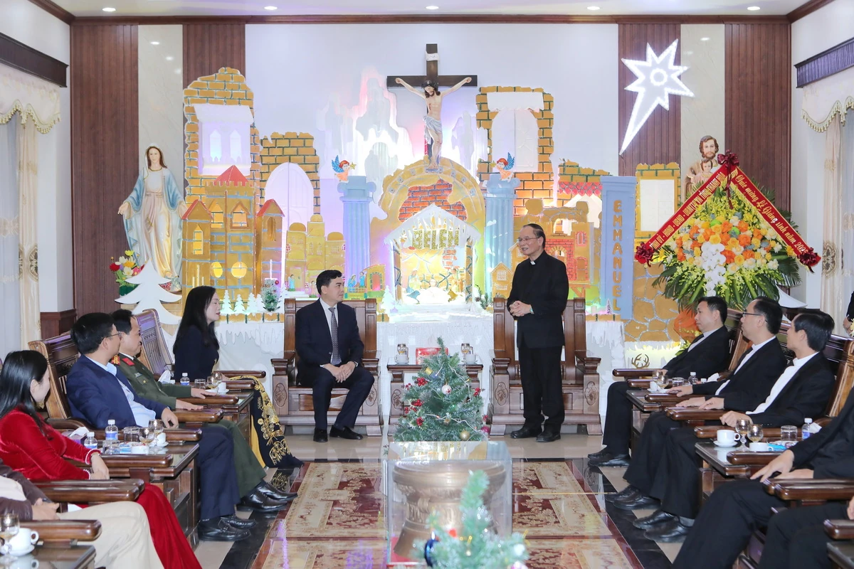 Chủ tịch UBND tỉnh Nguyễn Hoài Anh chúc mừng Tòa giám mục Thanh Hóa nhân dịp Lễ Giáng sinh 2025