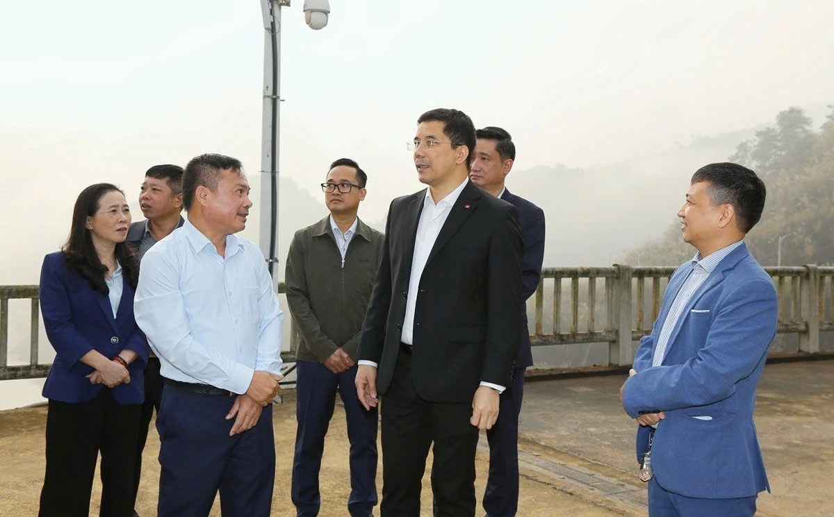 Phó Bí thư Thường trực Tỉnh ủy Nguyễn Hồng Phong thăm, làm việc tại xã Thường Xuân