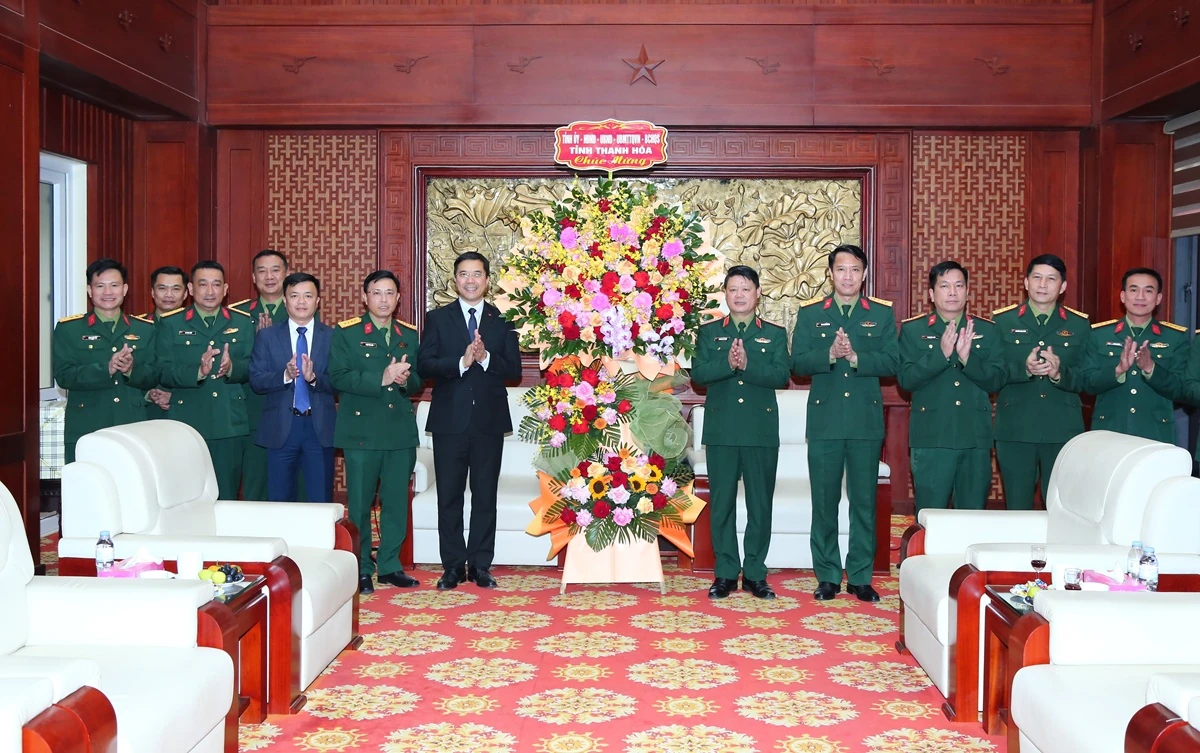 Phó Bí thư Thường trực Tỉnh ủy Nguyễn Hồng Phong thăm, chúc mừng Bộ Tư lệnh Quân khu 4