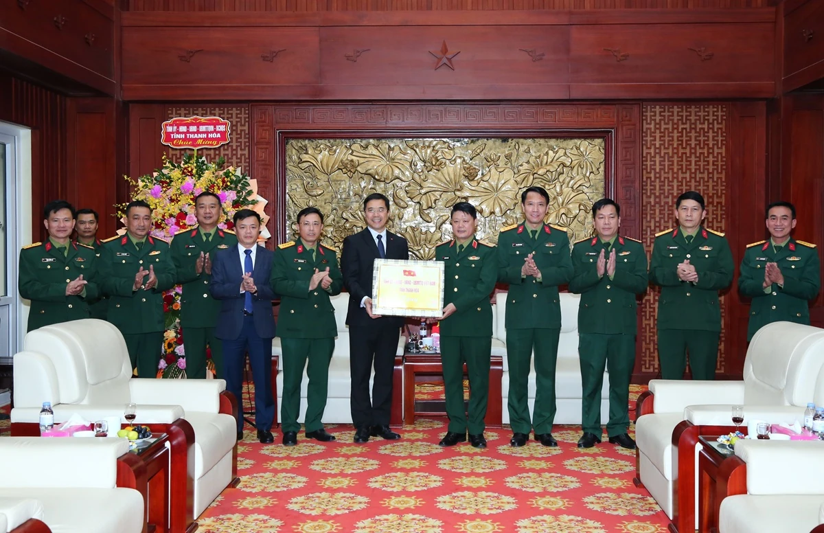 Phó Bí thư Thường trực Tỉnh ủy Nguyễn Hồng Phong thăm, chúc mừng Bộ Tư lệnh Quân khu 4