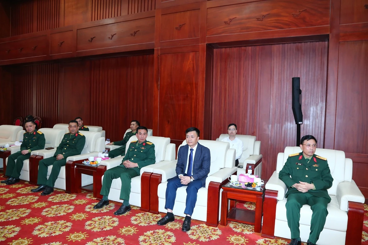 Phó Bí thư Thường trực Tỉnh ủy Nguyễn Hồng Phong thăm, chúc mừng Bộ Tư lệnh Quân khu 4