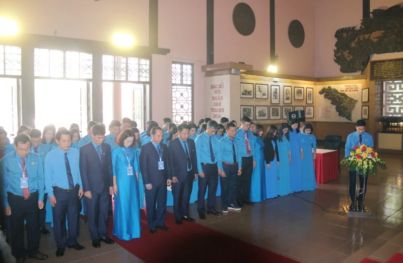 Đoàn đại biểu dự Đại hội Công đoàn tỉnh Thanh Hóa dâng hương báo công Chủ tịch Hồ Chí Minh