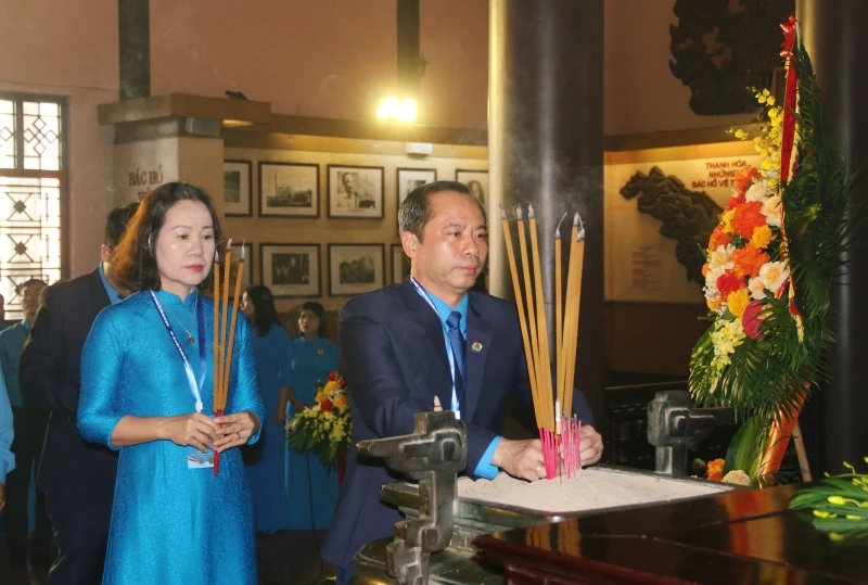 Đoàn đại biểu dự Đại hội Công đoàn tỉnh Thanh Hóa dâng hương báo công Chủ tịch Hồ Chí Minh