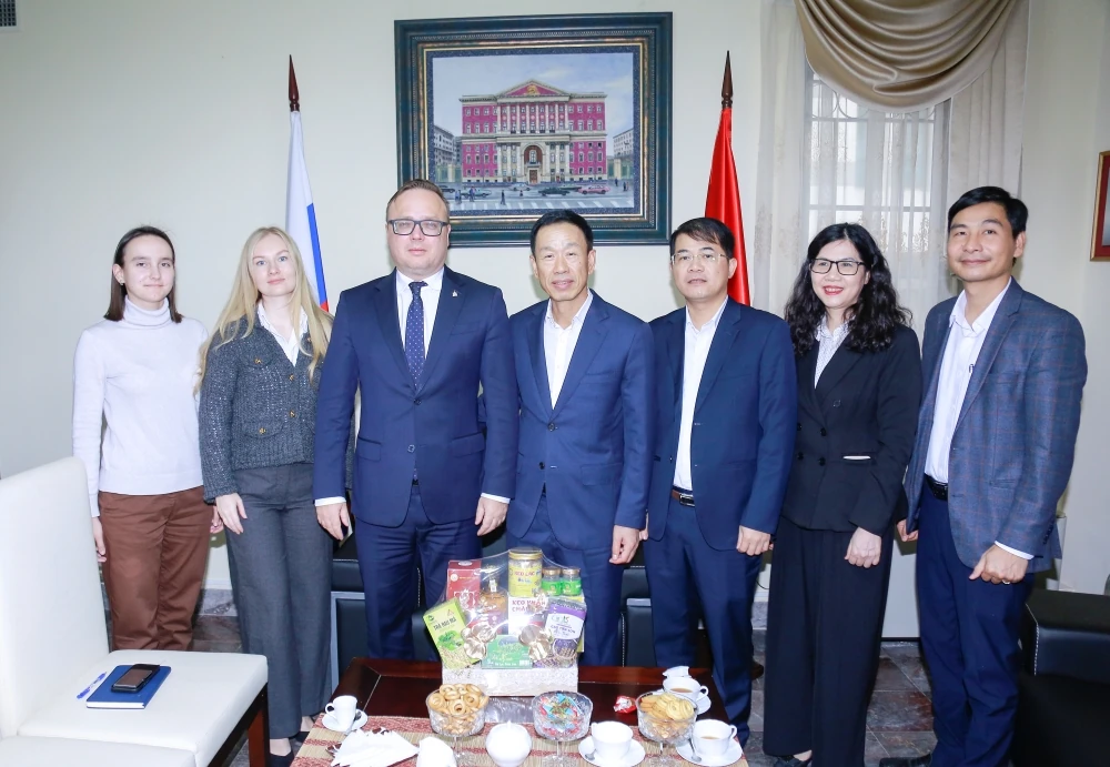 Phó Chủ tịch UBND tỉnh Lê Quang Hùng thăm và làm việc với Đại sứ quán Liên bang Nga tại Việt Nam